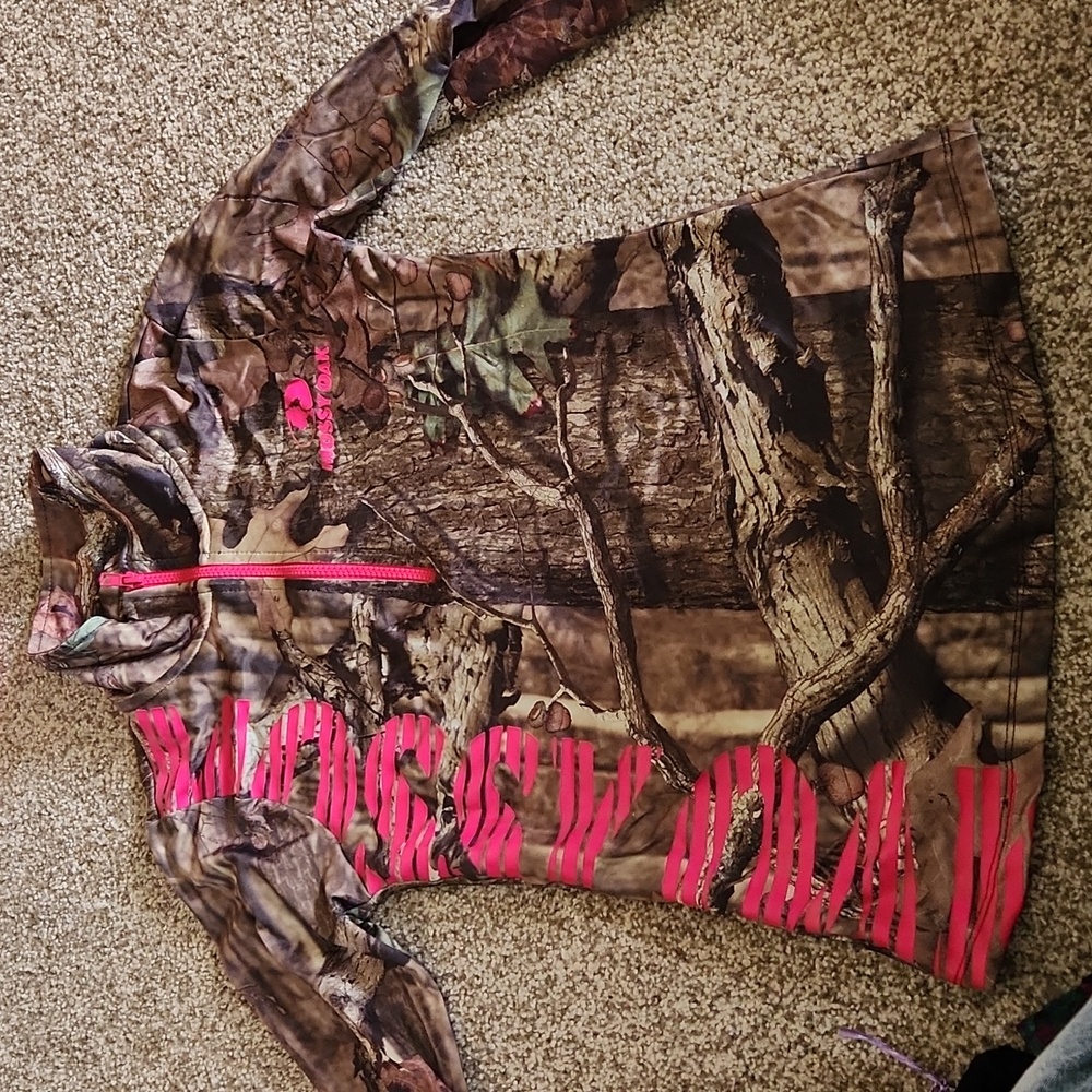 Mossy oak long sleeve shirt.